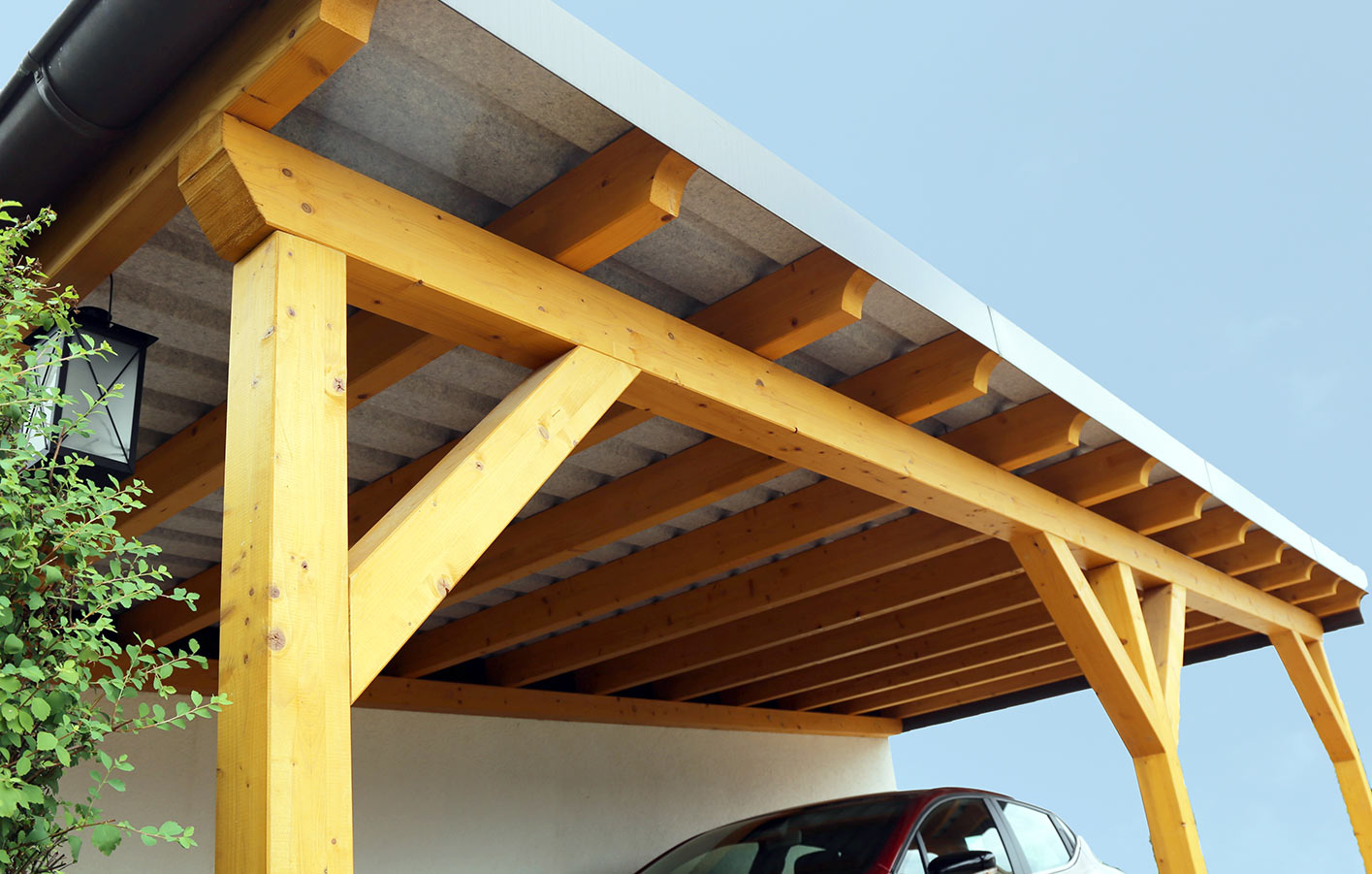 Holzcarport mit massivem Dach