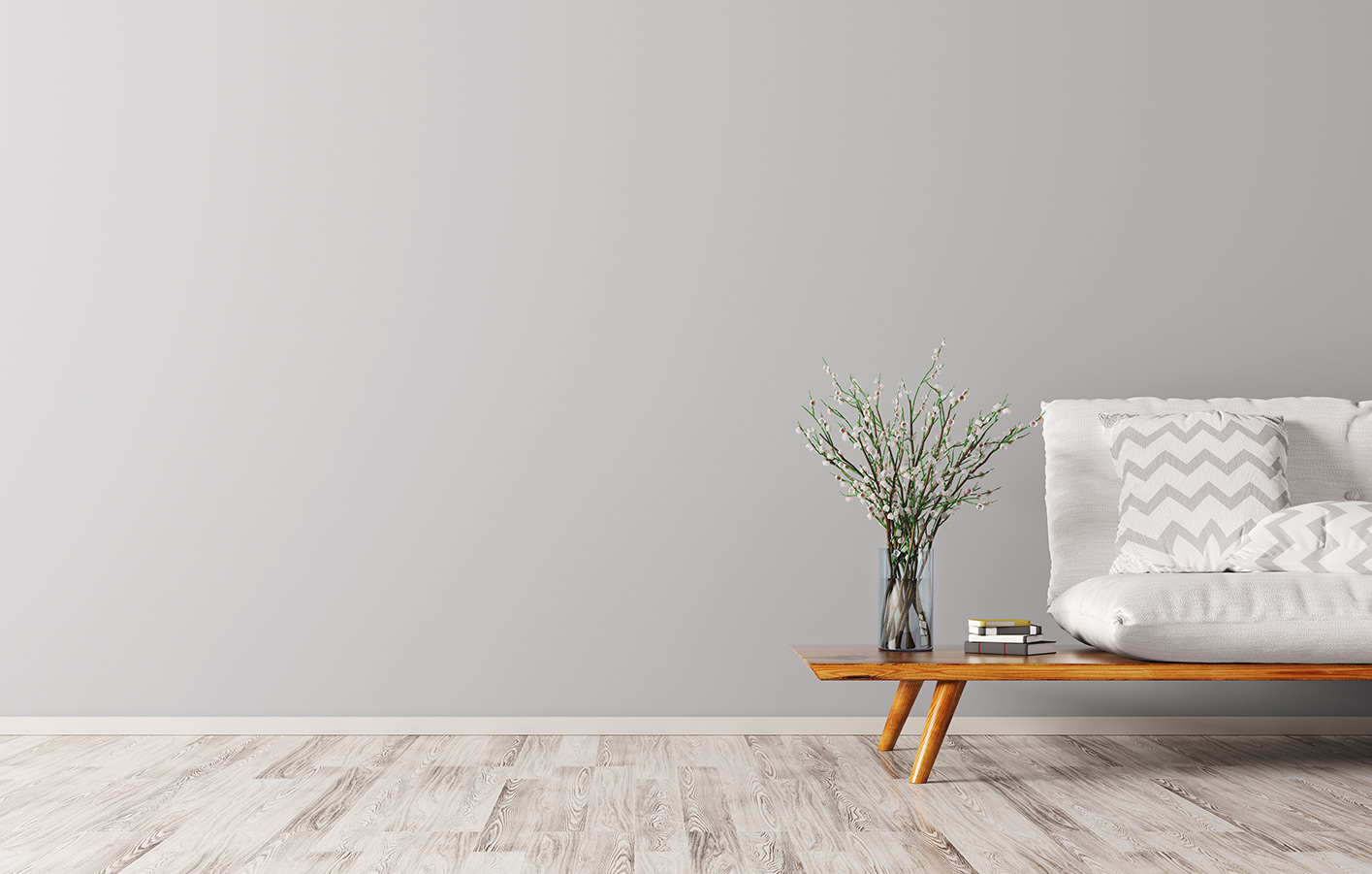 Designvinylboden in einem Raum mit einer grauen Wand und einer Couch plus einem Couchtisch.